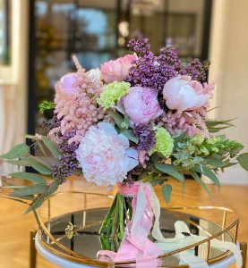 buchet mireasa cu liliac nunta restaurant diplomat aranjamente florale diplomat