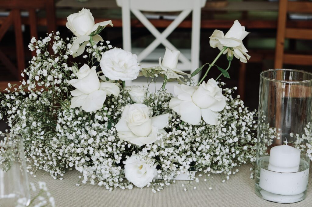 aranjament gypsophila la nunta in hambar