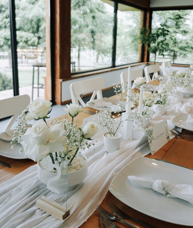 aranjamente florale la nunta cu floarea miresei si trandafiri albi gradina cu licurici04