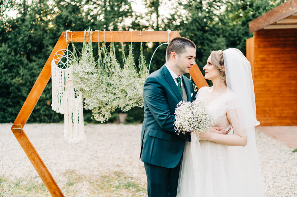 arcada boho cu floarea miresei si macrameuri derams gradina cu licurici