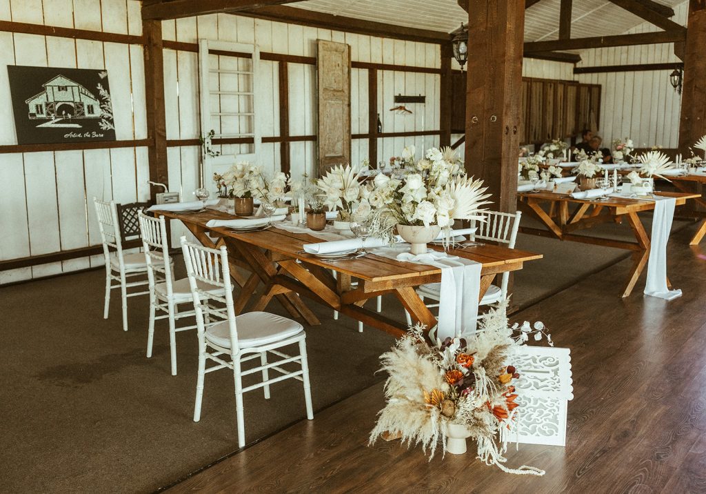 nunta la hambar artist the barn aranjamente florale